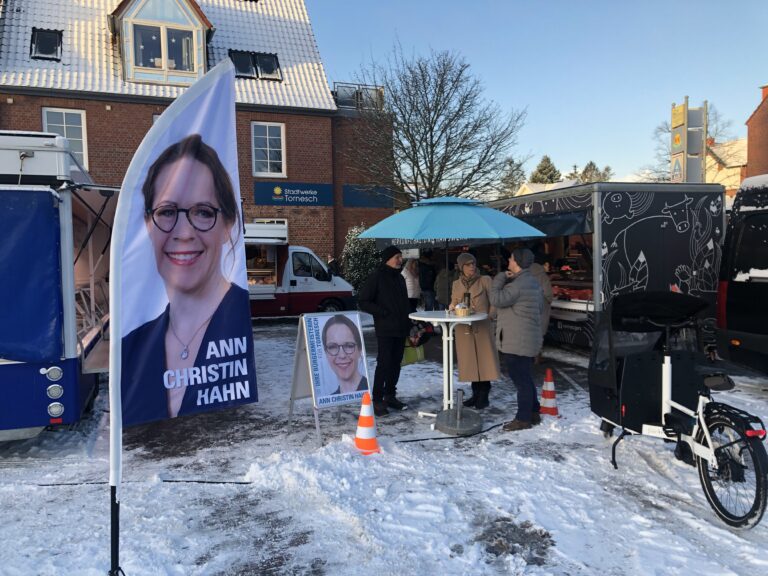 Wahlkampf-Stand auf dem Wochenmarkt